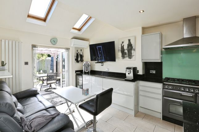 25, Denzil Avenue, Southampton photo 4