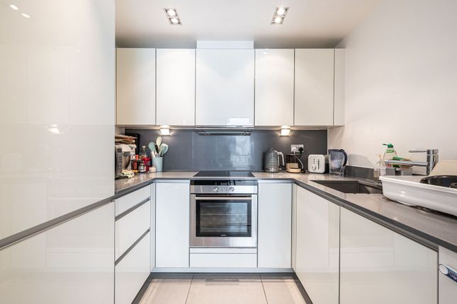 Leman Street, E1, Aldgate photo 3