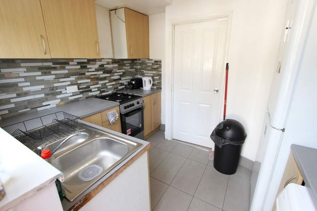 Flat to rent in Goldings Crescent, Hatfield