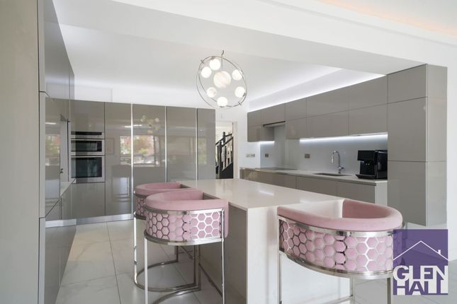 50A Bourne Hill, London photo 4