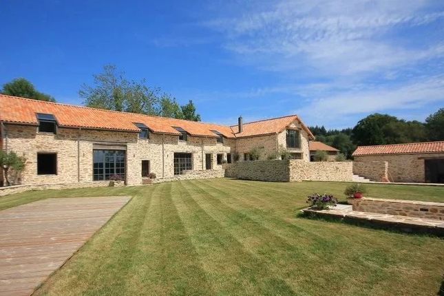 Villa for sale in Dournazac, Vienne (Poitiers/Chatellerault), Nouvelle-Aquitaine