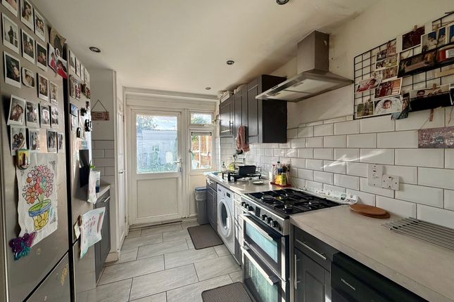 27, Jermayns, BASILDON photo 2