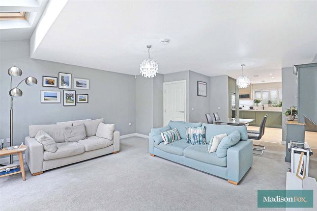 14, Becket Close, Woodford Green photo 3
