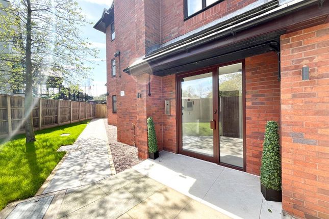 Thumbnail Flat to rent in Old Road, Handforth, Wilmslow