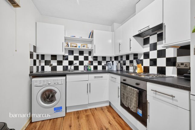 Flat 23, Highbridge Court, Farrow Lane, London photo 4