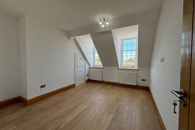 28B High Street, Bushey photo 3