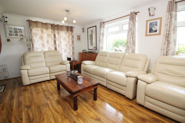 Room to rent in Charm Close, Horley