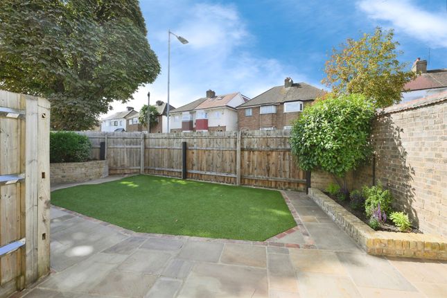 3-bed detached on 251, Turners Hill, Waltham Cross, £525,000