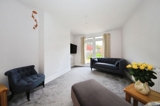 14, Woodfield Avenue, West Midlands photo 3
