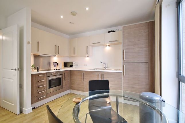 Flat to rent in Upper North Street, London