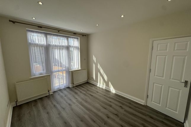 112, Hampden Way, London photo 4