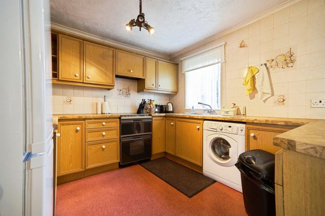 36, Holtdale Green, Leeds photo 4