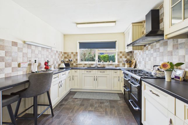 27 Battingswood Gardens, High Wycombe photo 3