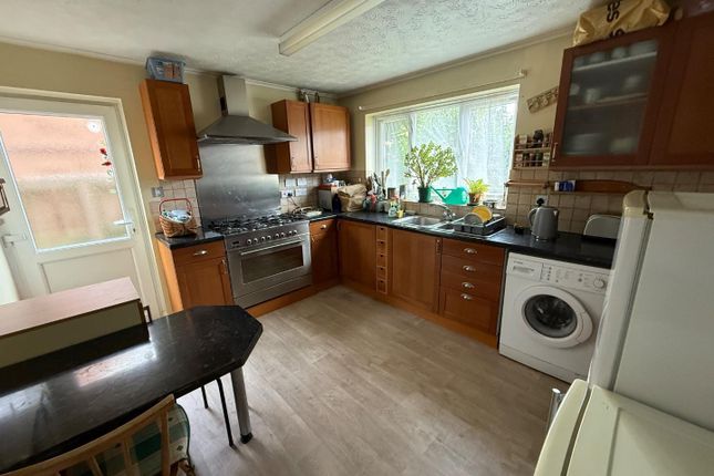 26, Brandon Close, Swindon photo 4