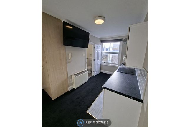 Flat, Hatherley Grove, London photo 2