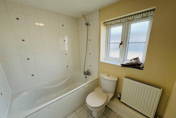 Detached house to rent in Johnstown, Carmarthen
