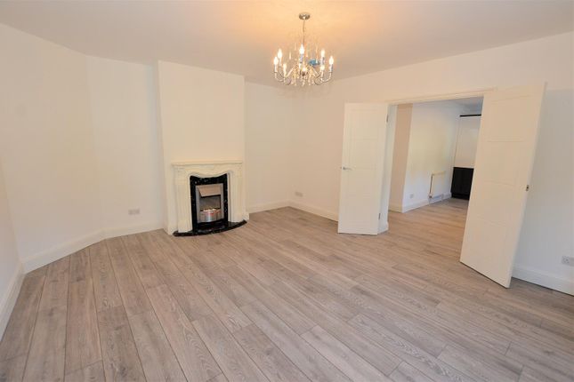 Flat to rent in The Green, Theydon Bois, Epping