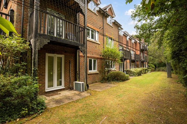 Flat 8, Lampson Court Copthorne Common Road, Crawley photo 2
