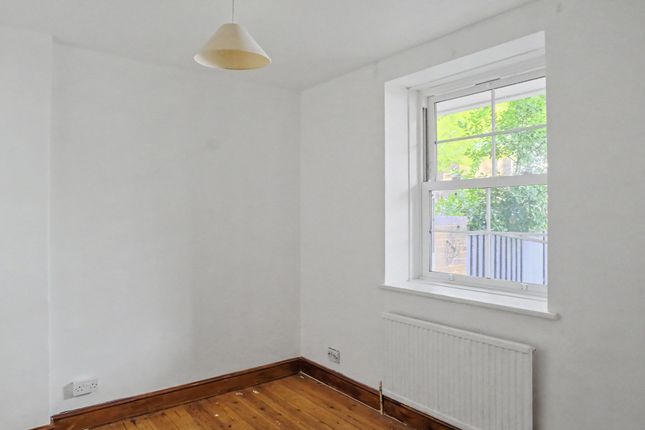 Flat 1 Winterbourne House, London photo 5