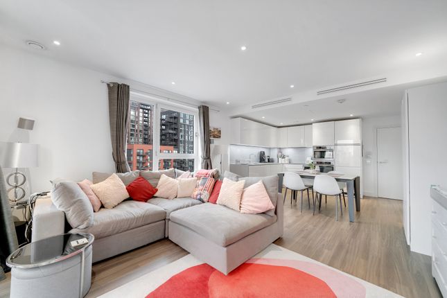 Thumbnail Flat for sale in Nine Elms Point, 50 Wandsworth Road, London