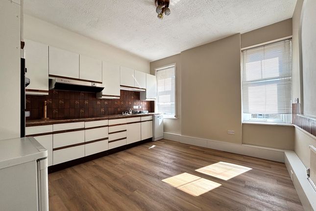 Flat above 16 - 18 Bank Road, Matlock Derbyshire photo 3
