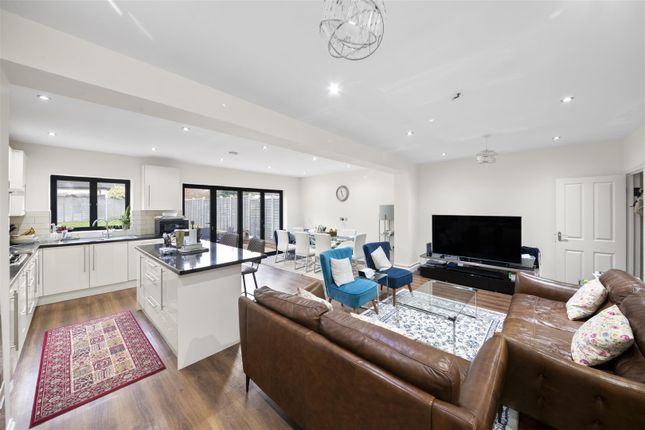 25, Denham Green Close, Uxbridge photo 2