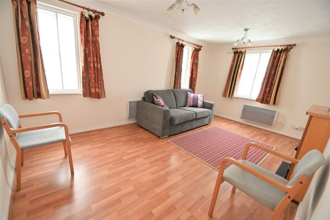 Flat for sale in Hurworth Avenue, Langley, Berkshire