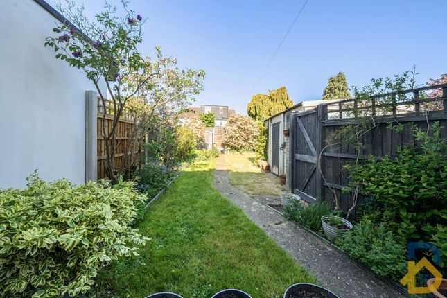 16 Holme Road, Hornchurch photo 4