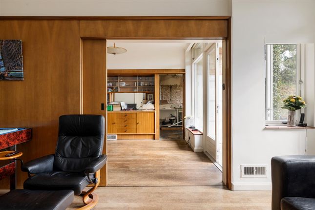 The Warren Drive, E11