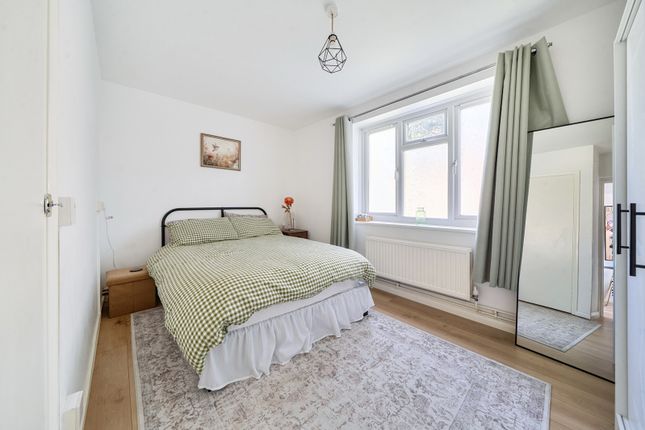 51, Walpole Close, Ealing photo 4