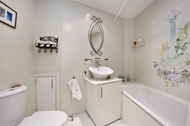 Flat to rent in Winchester Court, Vicarage Gate, London