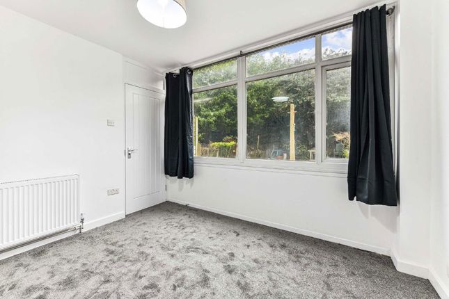 Flat 4, Halyard House, Manchester Road, London photo 4