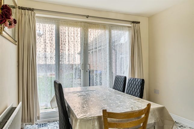 19, Rowan Drive, Devizes photo 3