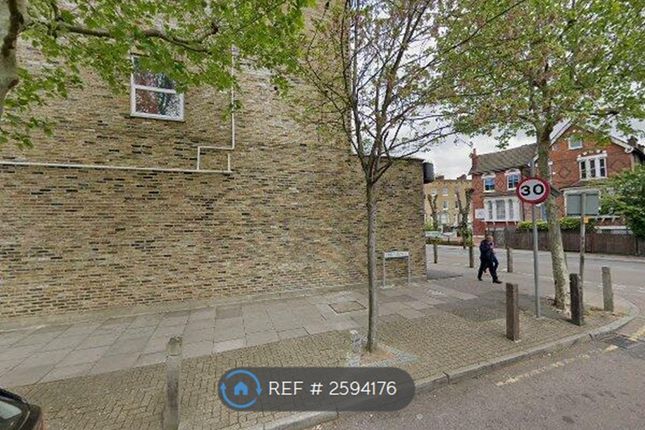 Flat Entrance Off Bedford Hill