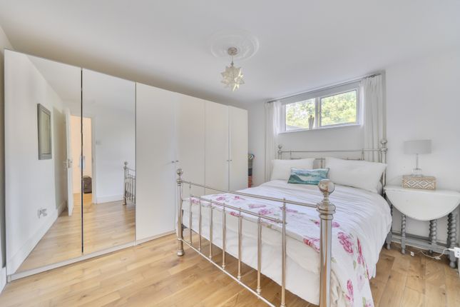 16B,, David's Road, London photo 3