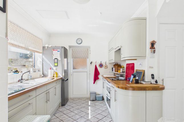 2, Longacre, Harlow photo 2
