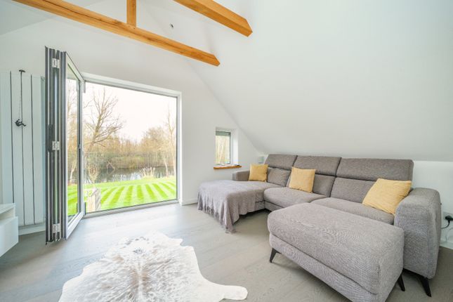 22, St. Nicholas Drive, Shepperton photo 3