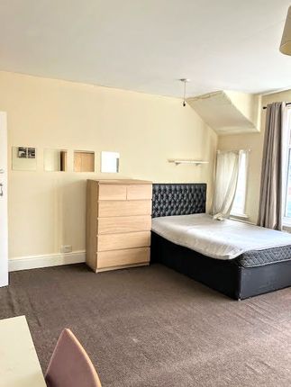 23, Southampton photo 3