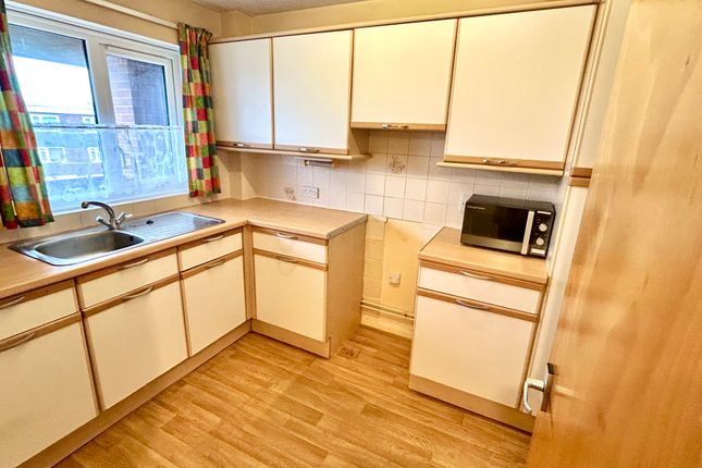 18 Pearce Court, George Street, Gosport photo 2