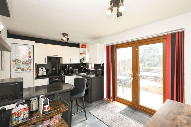 8 Heathfield Close, Chesterfield photo 3