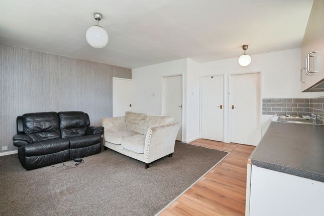 12, Carver Court, Tipton photo 2