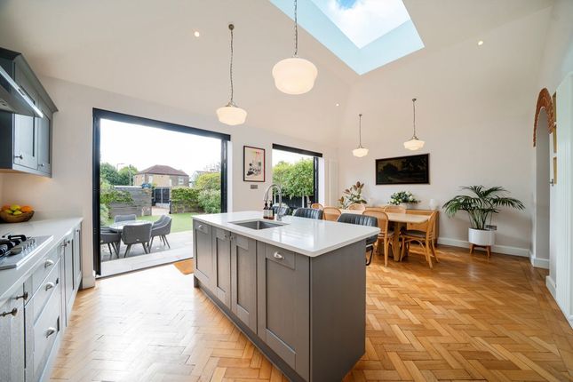 14, Castle Avenue, Chingford photo 3