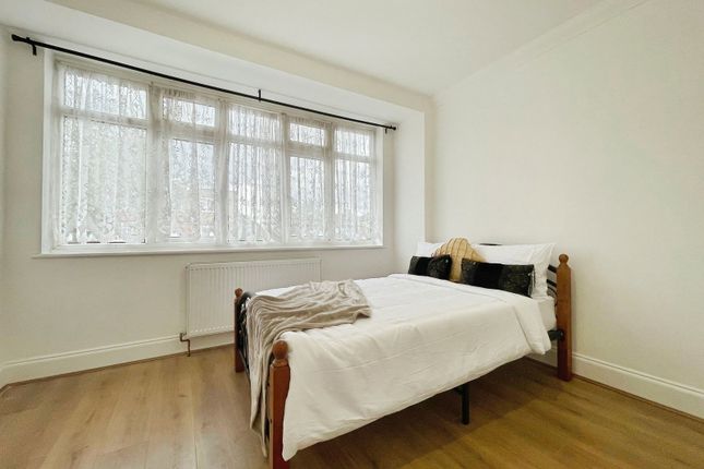 Room 2, 69, Goodwood Avenue, Enfield photo 2