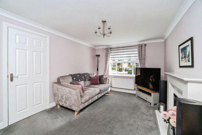 13, Newlyn Close, New Waltham photo 2