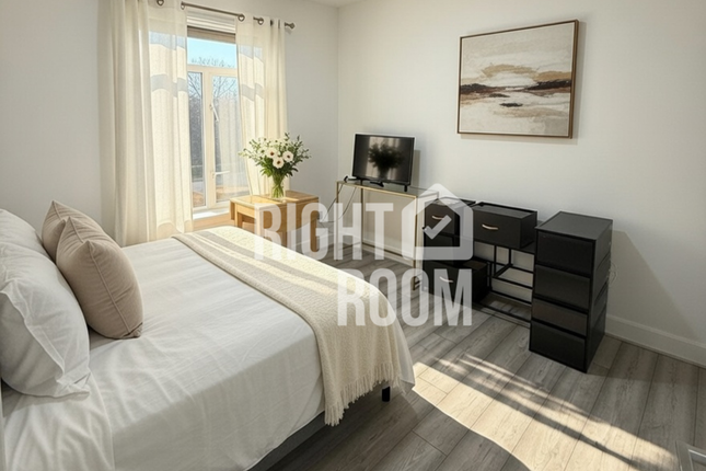 Room 3, 47 Rosslyn Crescent, London photo 3