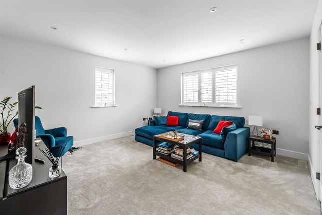 7, Stovell Place, Effingham photo 4