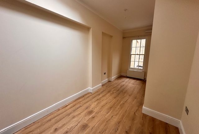 Flat to rent in Armoury Drive, Gravesend