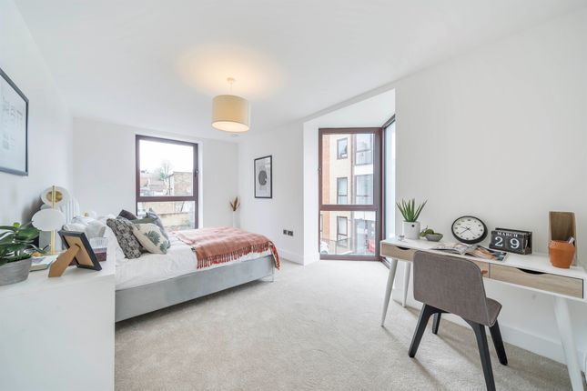 Flat for sale in Hamlet Gate, East Finchley, London