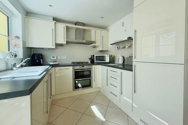 59, Wiltshire Crescent, Hampshire photo 2