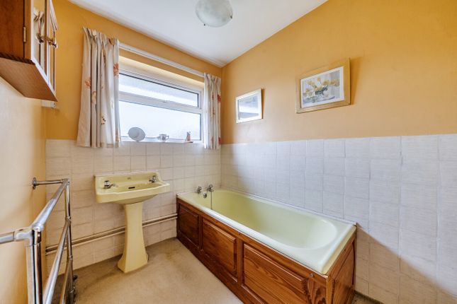 29, Crawley Avenue, Swindon photo 4